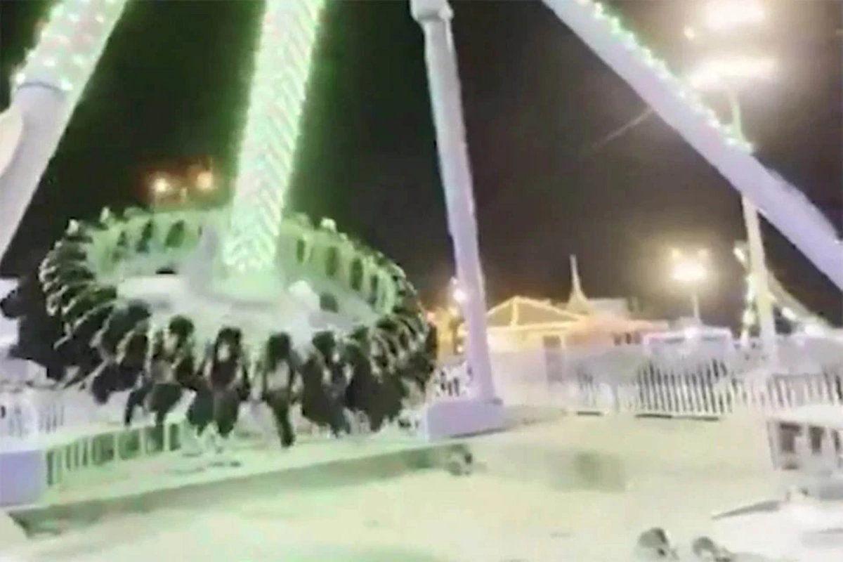 Attraction with people broke in half in Saudi Arabia: more than 20 injured Attraction with people broke in half in Saudi Arabia: more than 20 injured