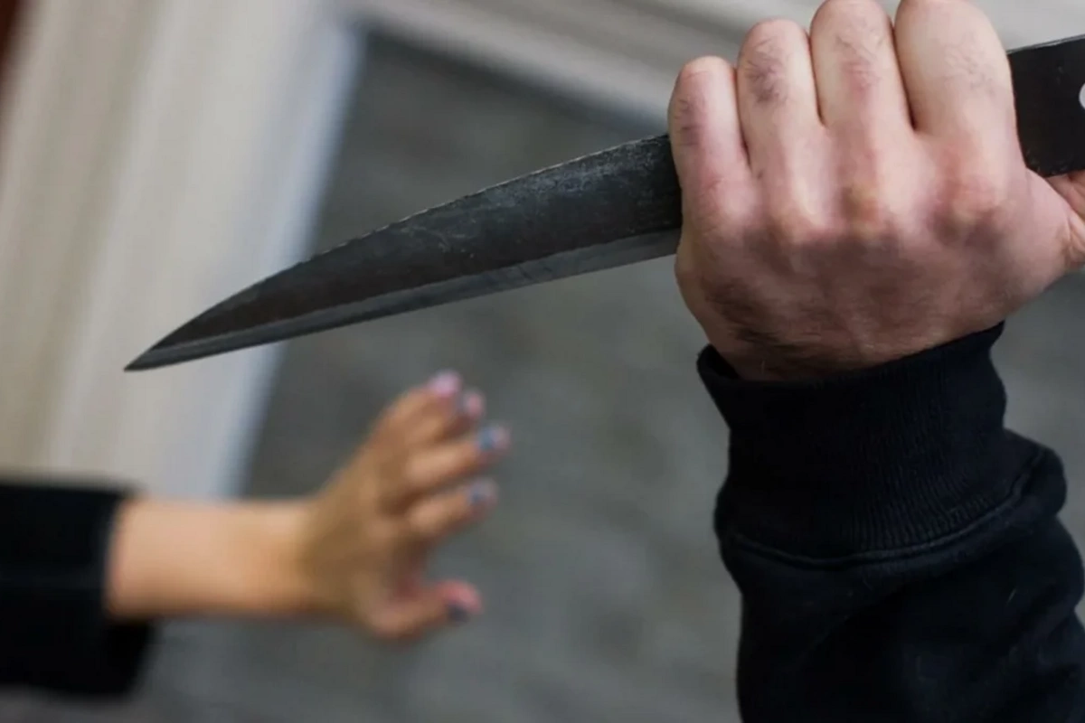 Ağdamda gənc qız üzündən bıçaqlandı: Yaralı paytaxt xəstəxanasına köçürüldü