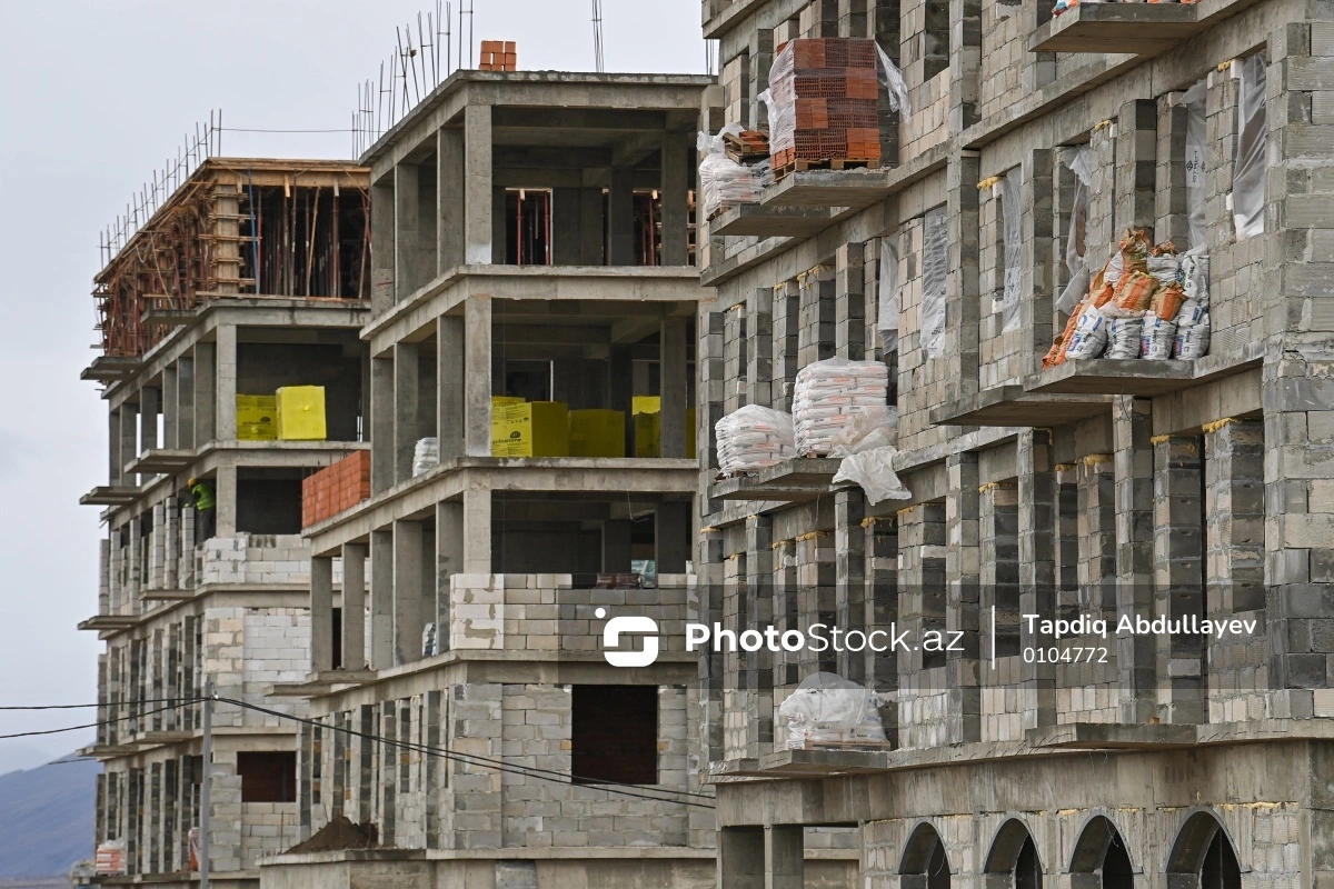 Yeni tikilən binada TƏHLÜKƏ: Mənzilin arakəsməsi aşmaq üzrədir