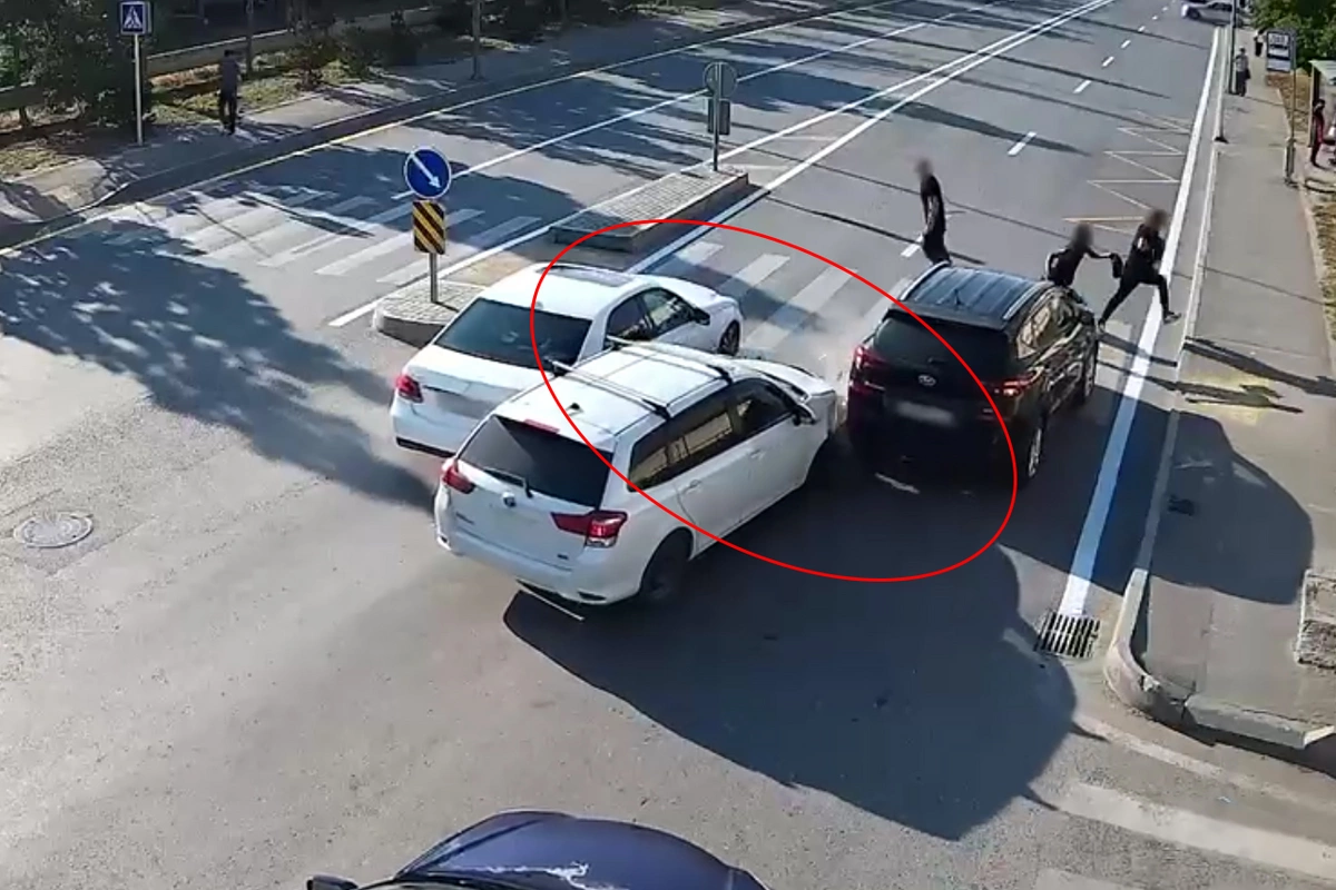 Yolu keçmək istəyən piyadaları peşman etdilər - QƏZANIN ANBAAN VİDEOSU