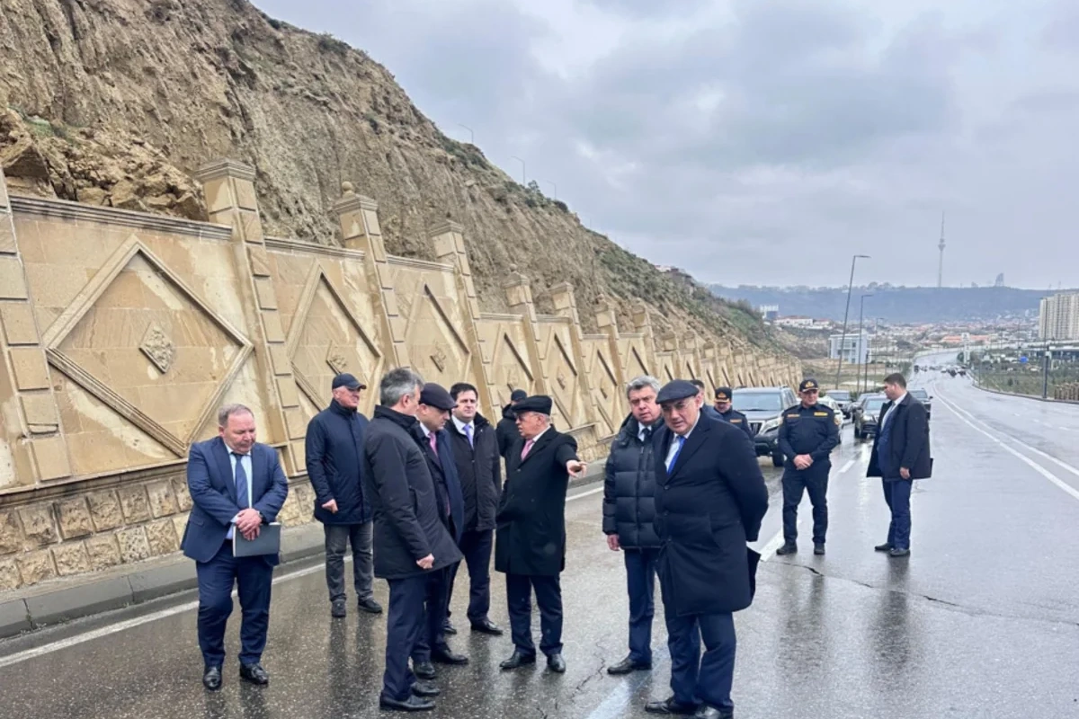 Kəmaləddin Heydərov Bibiheybət yolunda yaranmış sürüşmə təhlükəsi ilə əlaqədar ərazidə olub