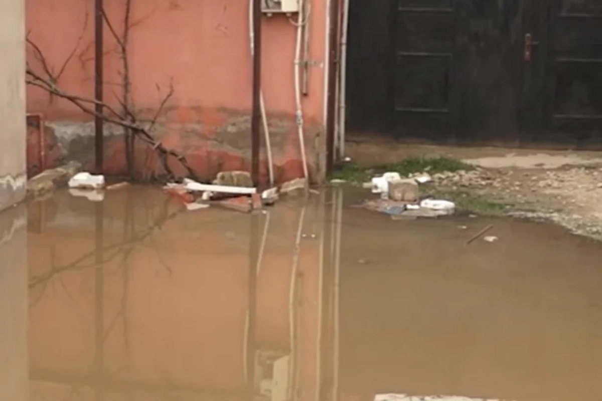 Qobu sakinləri üfunətə məhkum olublar: Kanalizasiya daşır, küçələri çirkab su basır
