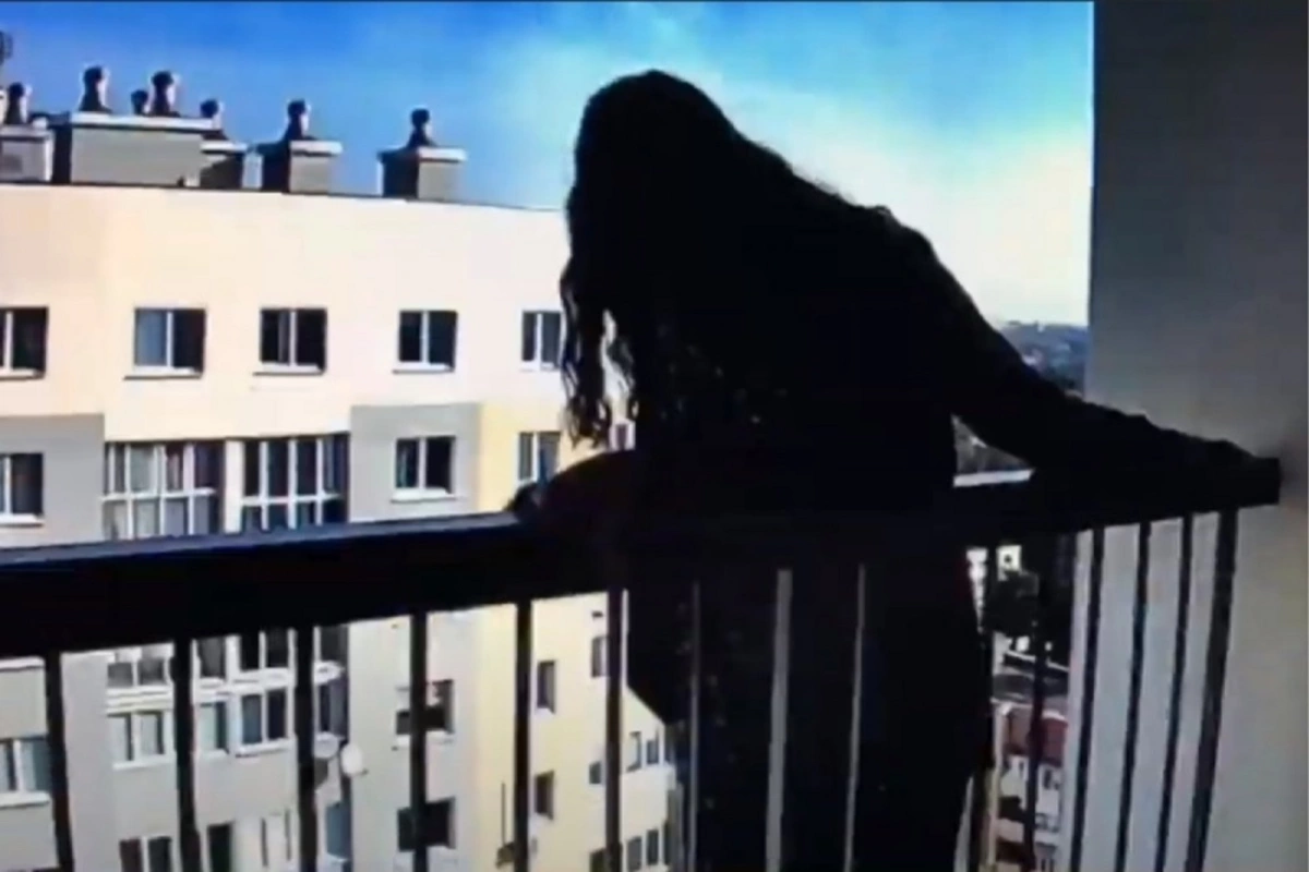 Девушка-подросток упала с 14-го этажа в Баку и выжила