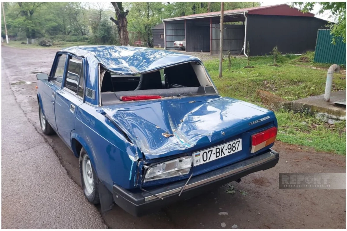 Lənkəranda ağac avtomobilin üzərinə aşıb, qayınana və gəlin xəsarət alıb