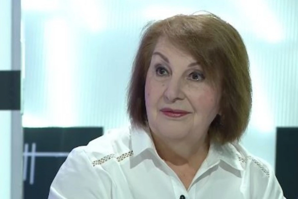 Xalq artisti: Yolda gördüyüm əsgərin cibinə pul qoyuram