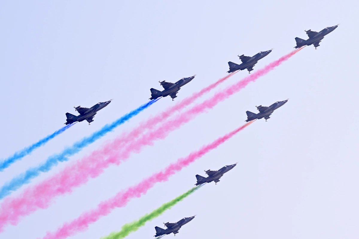 Bakıda hərbi paradda qırıcıların şousu