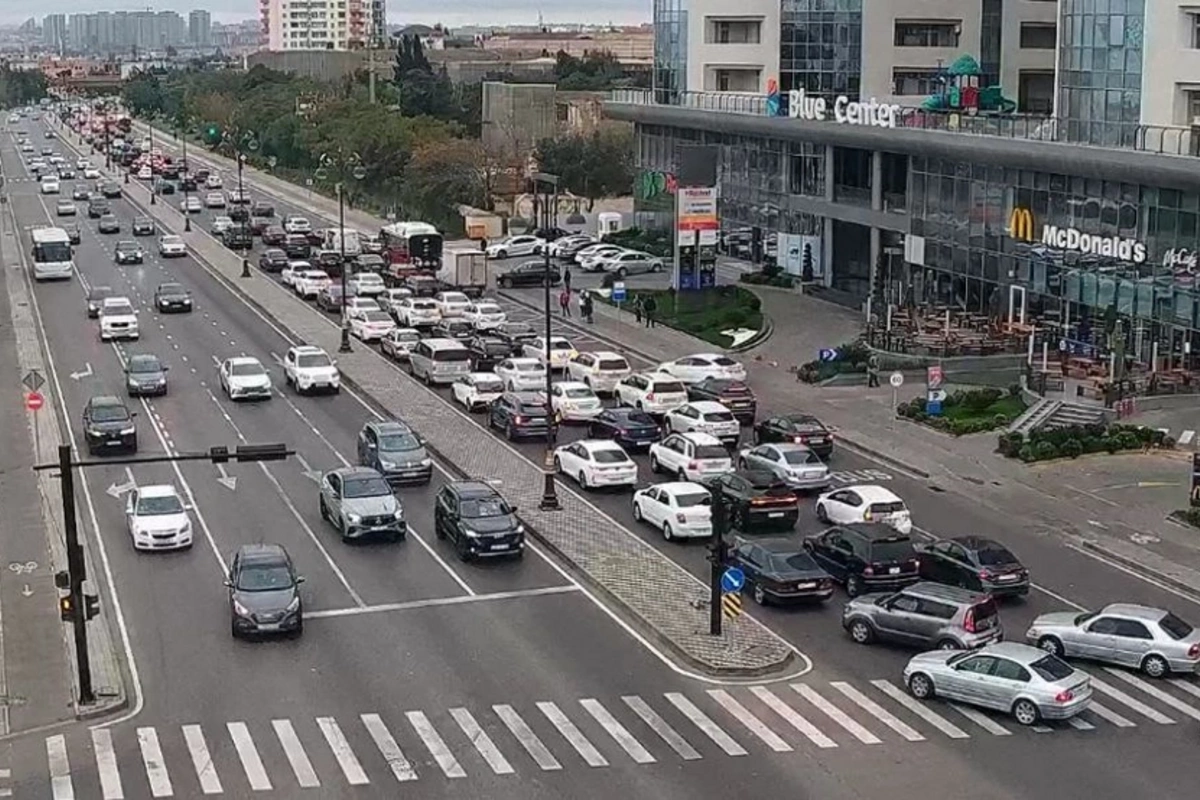 Bakının bir sıra yollarında tıxac müşahidə olunur Bakının bir sıra yollarında tıxac müşahidə olunur