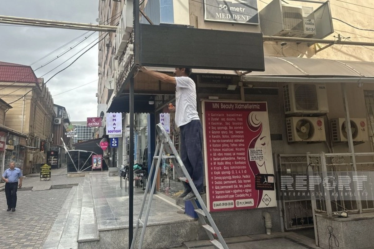 Bakıda qeyri-etik reklam mətni olan elektron lövhə yığışdırılıb