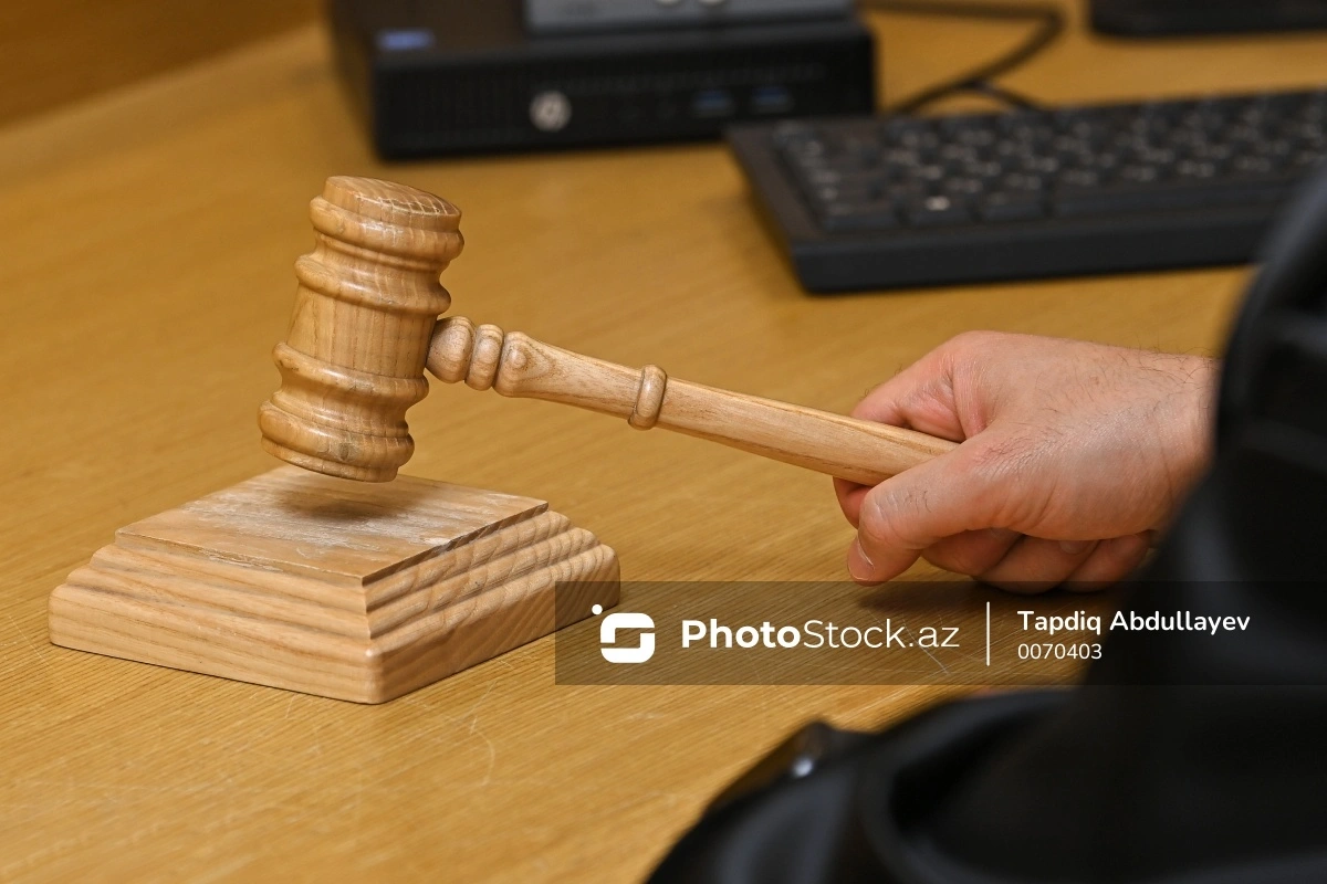 Məhkəmə sabiq deputatı söyən müəllimi cəzalandırdı