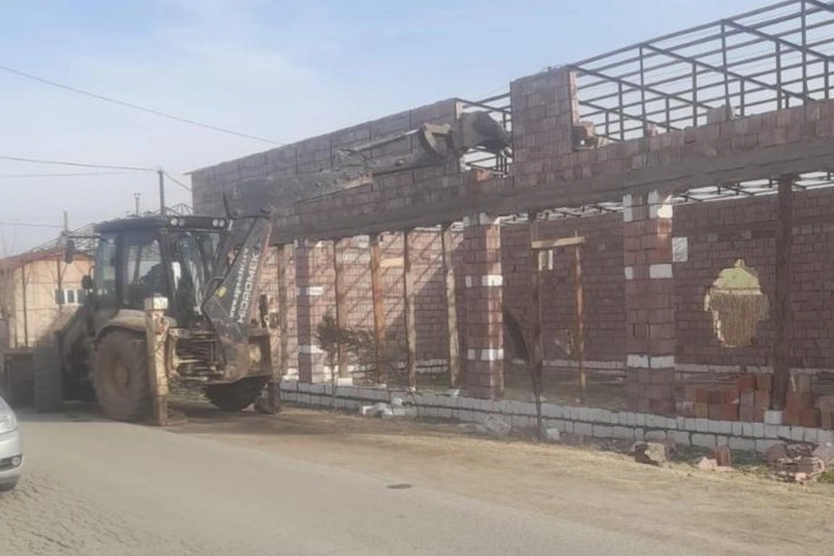 Füzulidə qanunsuz tikili sökülüb