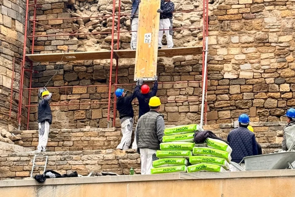 Управление Ичеришехер приступило к восстановлению поврежденного участка крепостной стены