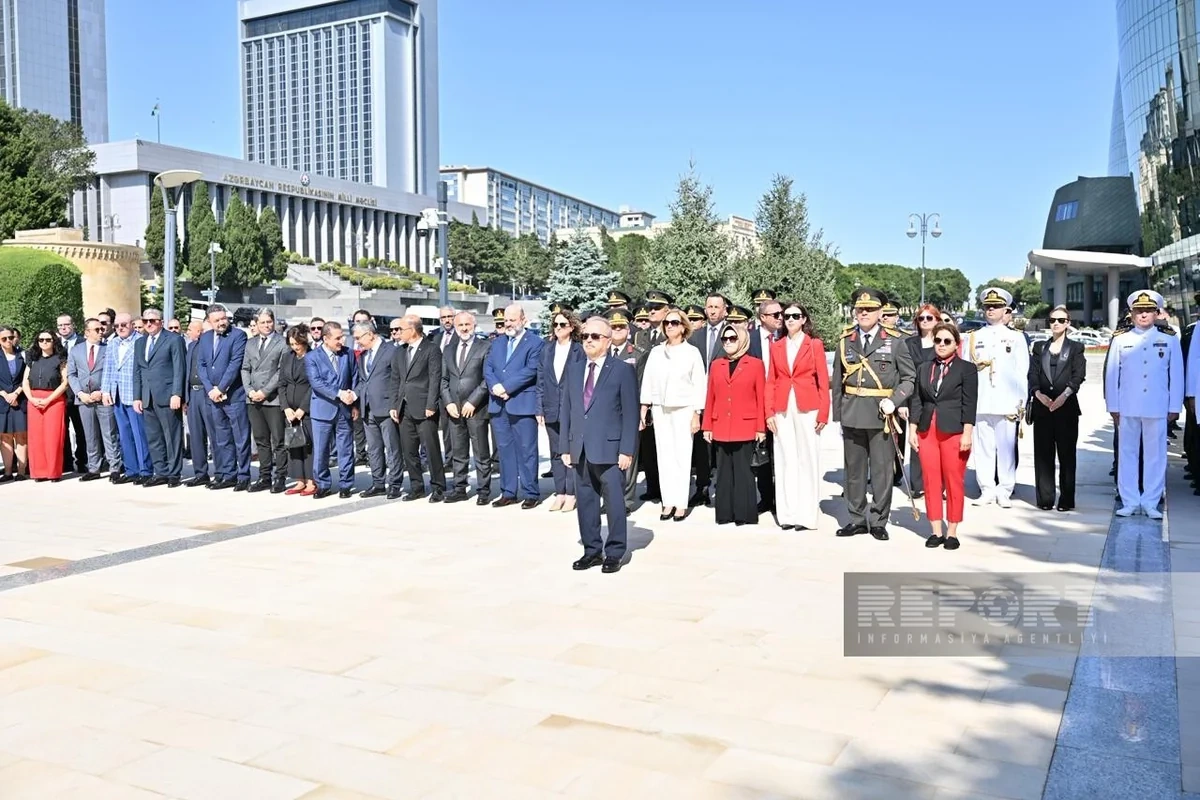 Türkiyənin Zəfər Bayramı münasibətilə Bakıda Türk şəhidliyi ziyarət edilib