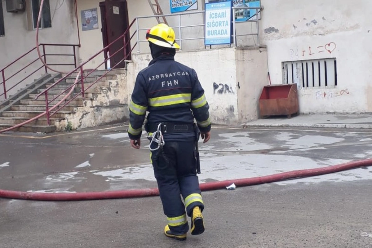 Bakıda beşmərtəbəli binada yanğın: Zərərçəkən var