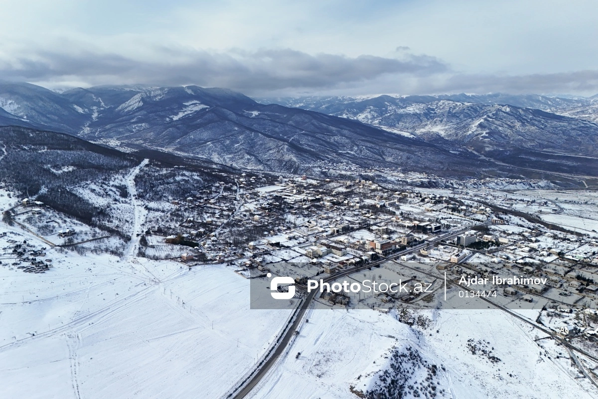 Снегопад в Азербайджане парализовал движение автотранспорта
