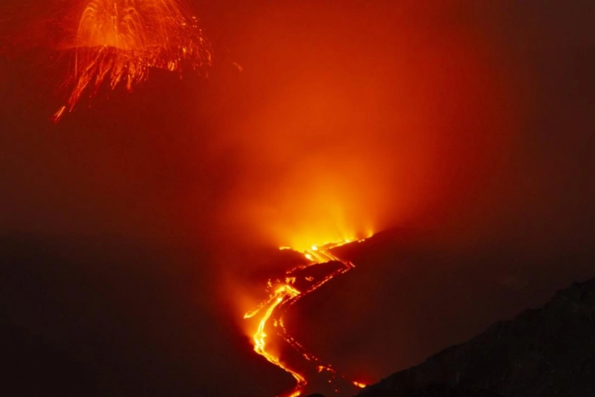 Etna vulkanının püskürməsi uçuşları dayandırdı