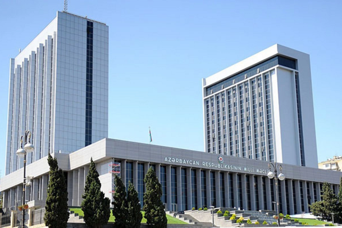 Parlamentin plenar iclası başlayıb, insan alverinə qarşı mübarizəyə dair illik hesabat dinlənilir