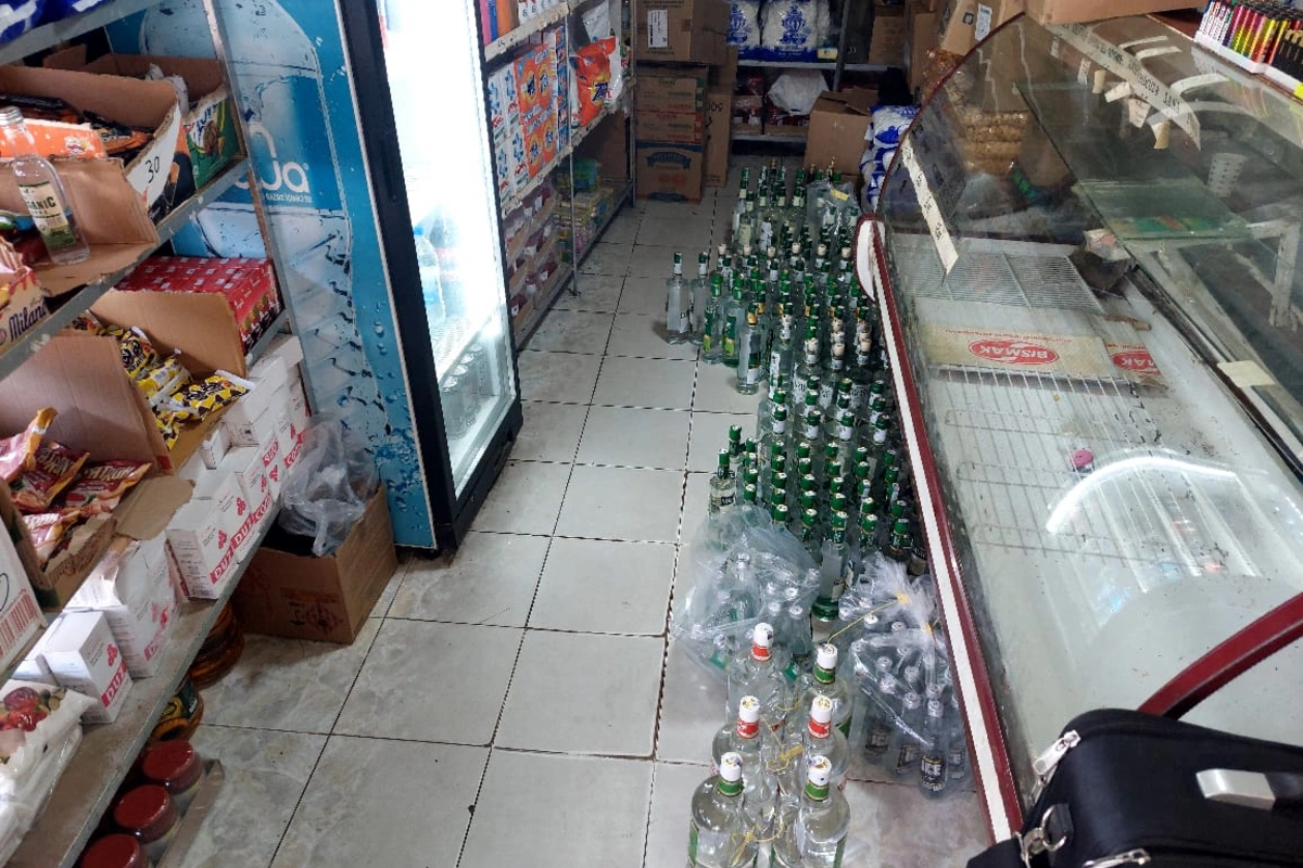 Şəmkirdə mağazada 200-dən çox saxta araq aşkarlanıb