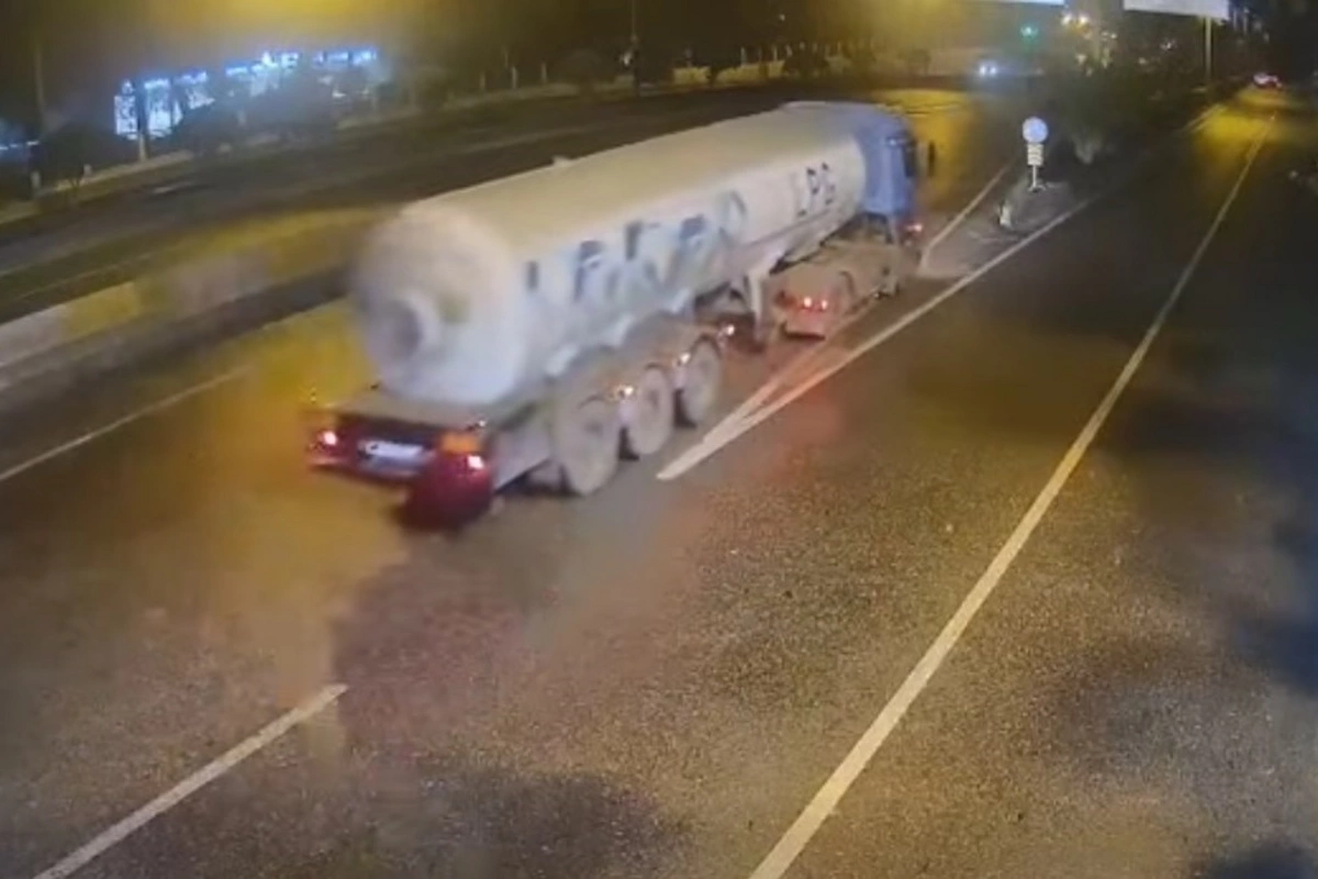 Bakıda maye qaz daşıyan yük avtomobilinin törətdiyi qəzanın ANBAAN GÖRÜNTÜLƏRİ