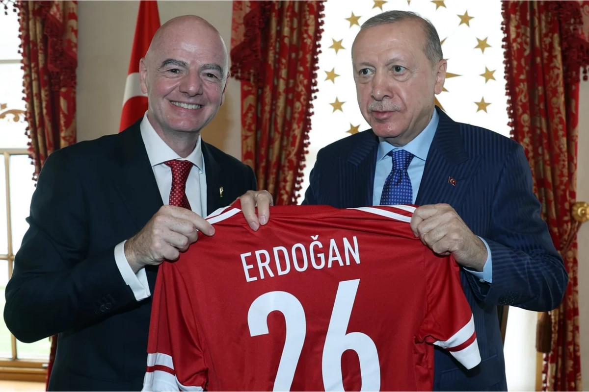 FIFA prezidenti Ərdoğana top və forma hədiyyə edib