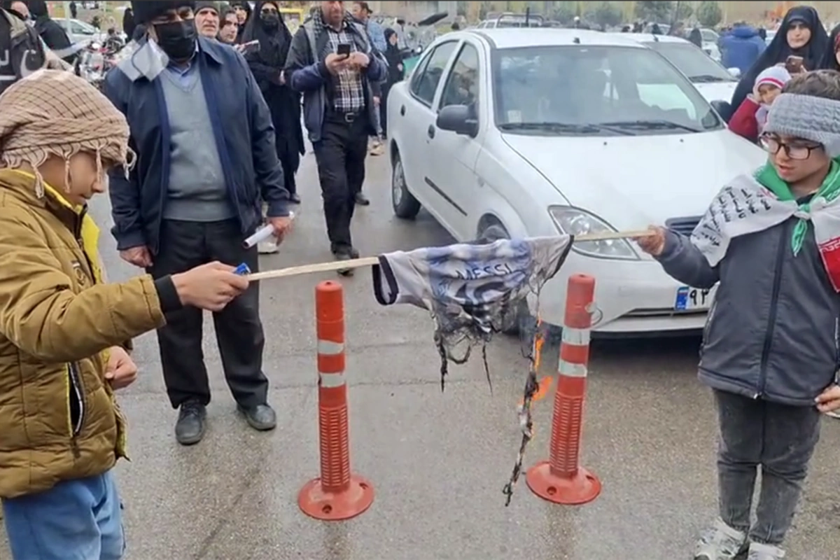 İranda uşaqlar Messinin futbolkasını yandırıblar