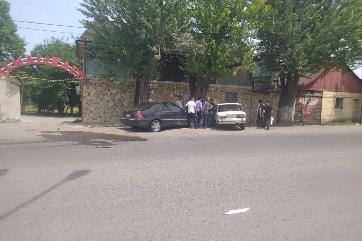 VAZ 2106 ilə Mercedes toqquşub - Xəsarət alan var VAZ 2106 ilə Mercedes toqquşub - Xəsarət alan var
