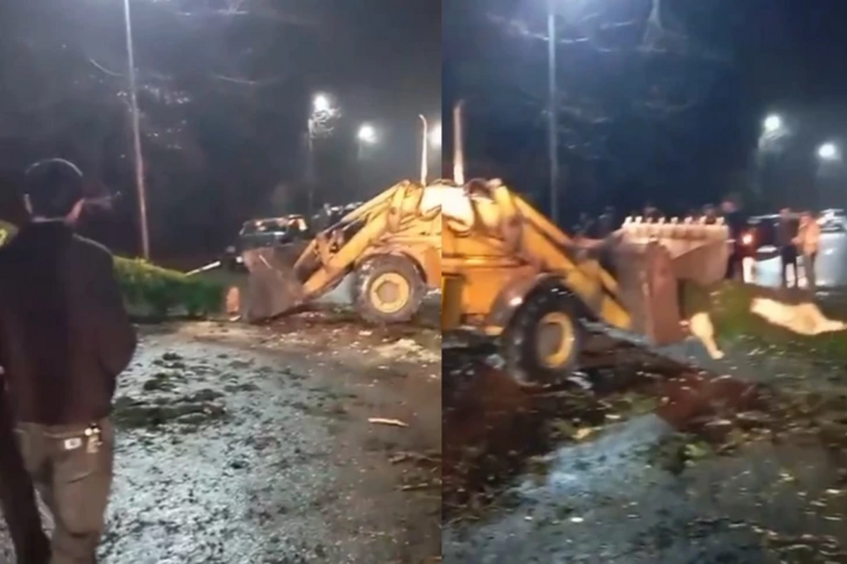 Сильный ветер парализовал движение на этой дороге