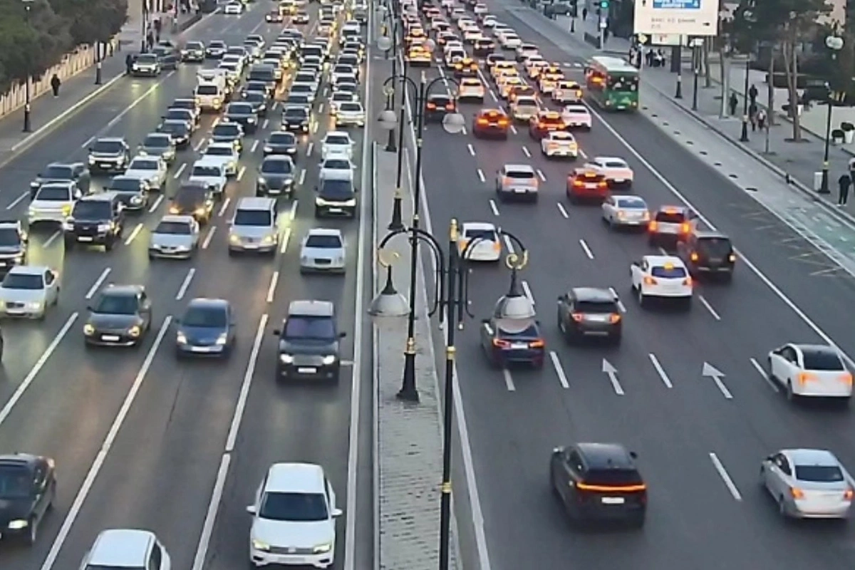 Bakının bir sıra yollarında tıxac yaranıb