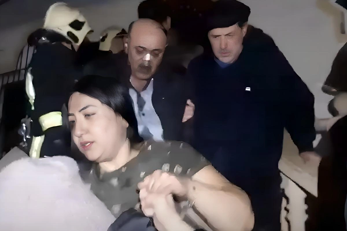 Keşlədə yaşayış evində yanğın olub, 2 nəfər xilas edilib