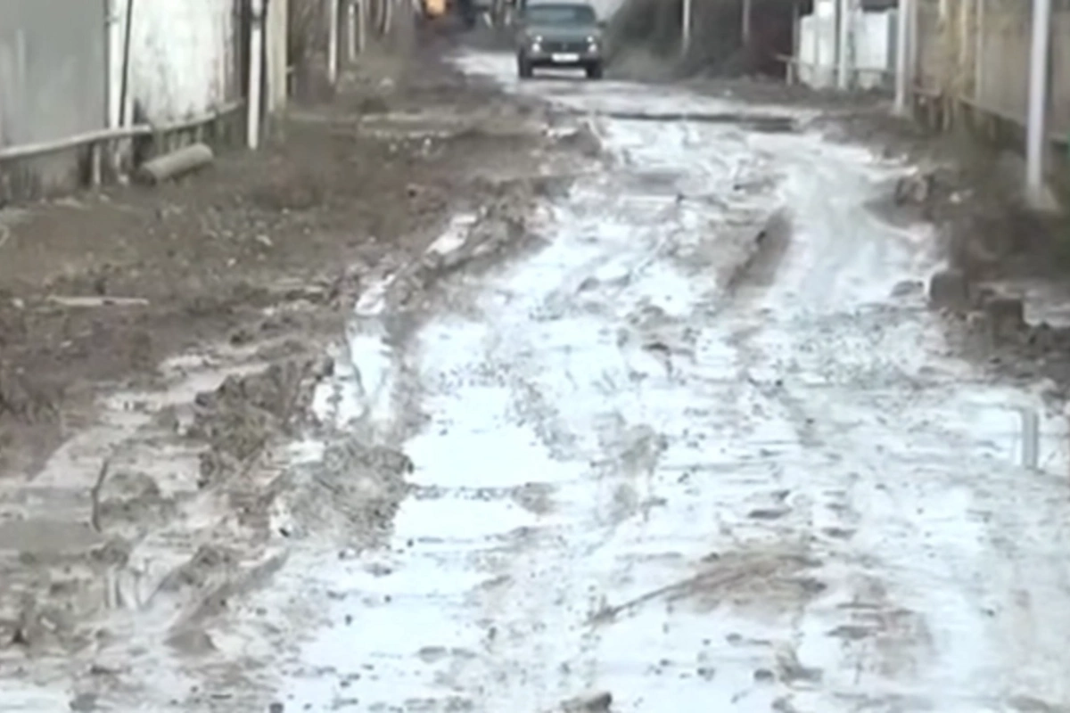 Salyan sakinlərinin yol PROBLEMİ: Palçığın içində itib-batmışıq