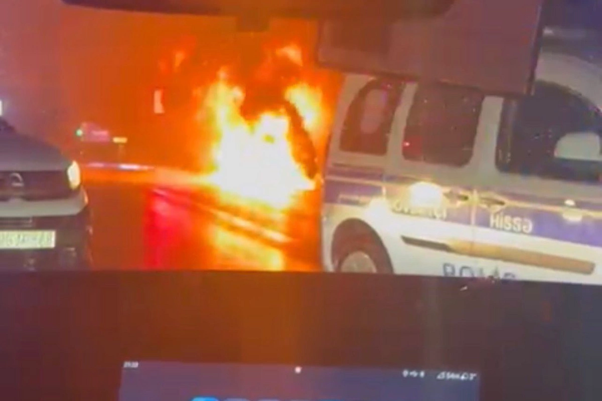 Tbilisi prospektində maşın yanır - Yolda tıxac yaranıb