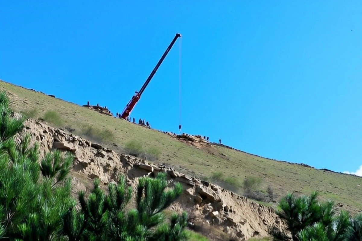 Bakı Kənar Dairəvi yoluna doğru uçqun təhlükəsi aradan qaldırılır Bakı Kənar Dairəvi yoluna doğru uçqun təhlükəsi aradan qaldırılır