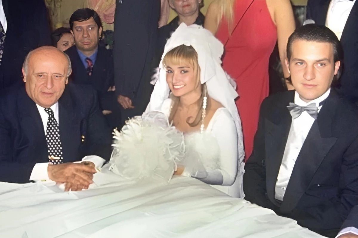 Boşanmağından danışan müğənni: Yarıqlı ətək geyinməyə, yataqda çarpaz yatmağa başladım