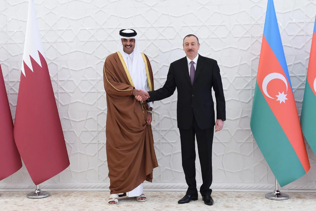 Президент Азербайджана поздравил эмира Катара