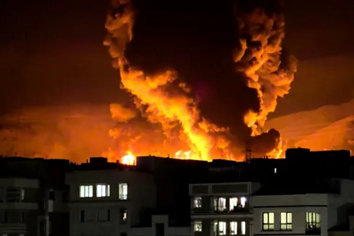 Tehranda neft anbarları vuruldu: Alov küçələrə yayıldı