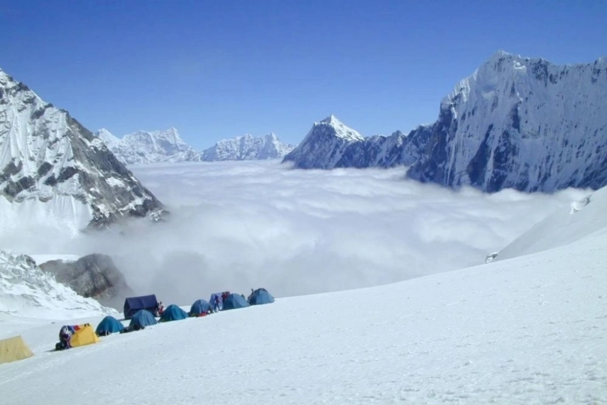 Himalayda qar uçqunu nəticəsində üç nəfər ölüb, səkkiz nəfər itkin düşüb