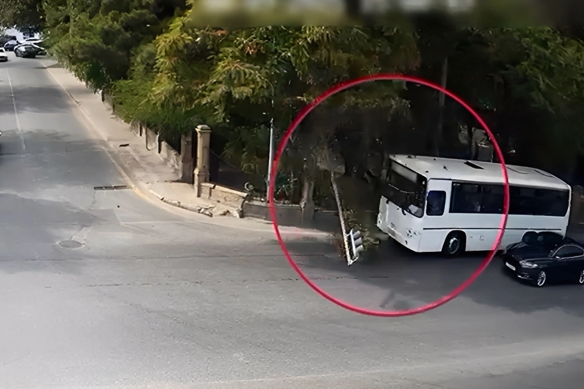 Bakıda sərnişin avtobusu işıqfora çırpıldı