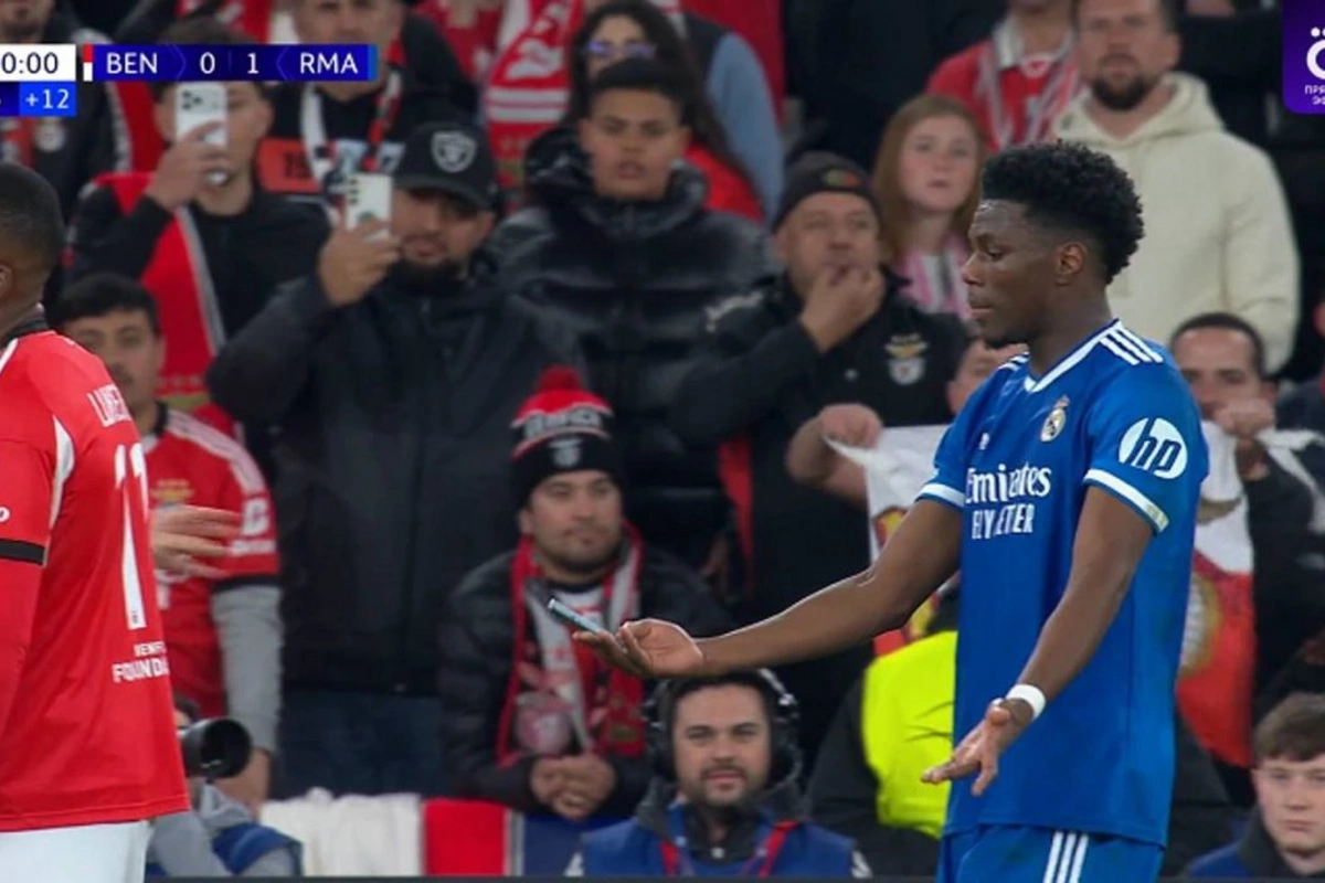 Benfika azarkeşləri Real Madridlə oyun zamanı meydana müxtəlif əşyalar atıblar