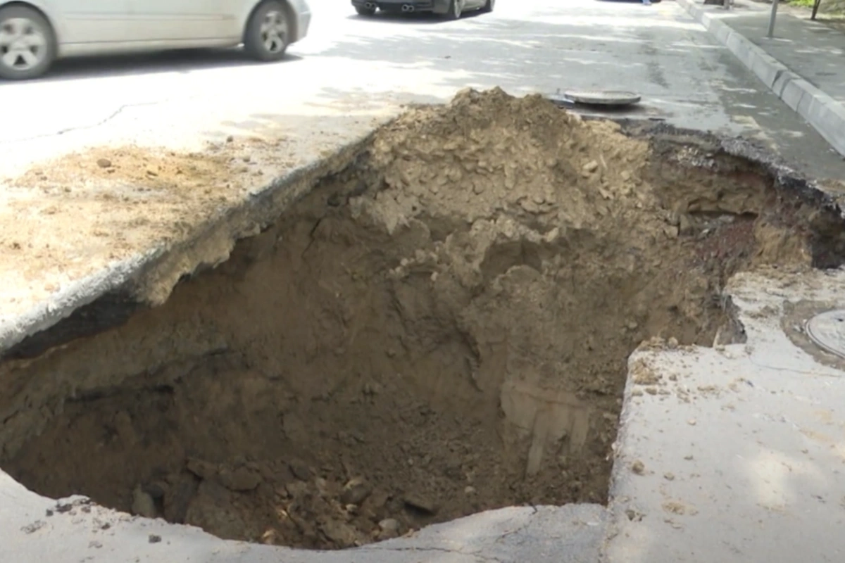 Bakıda 20 gün əvvəl təmir olunan yol yenidən ÇÖKDÜ
