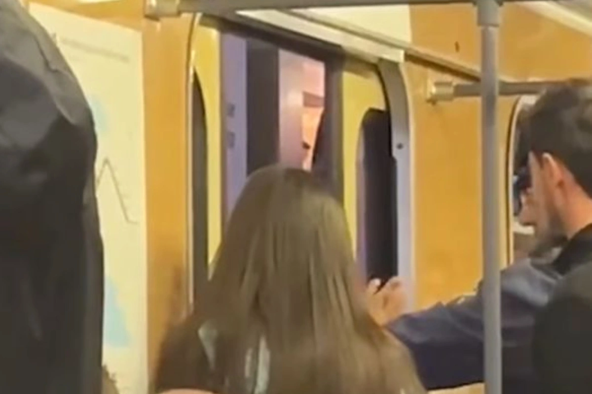 Bakı metrosunda PROBLEM YARANDI: Sərnişinlər müdaxilə etdilər Bakı metrosunda PROBLEM YARANDI: Sərnişinlər müdaxilə etdilər