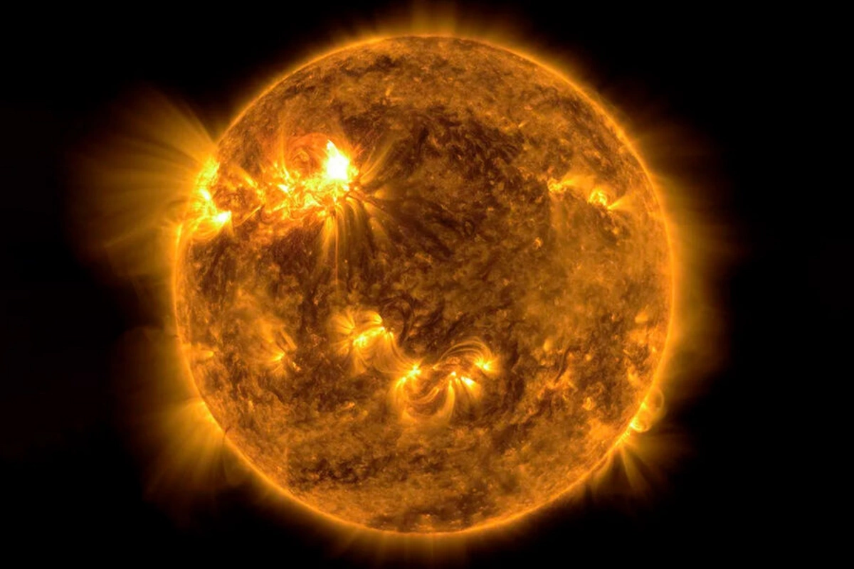 Günəşin Yerə uzaq tərəfində çox güclü partlayış baş verib