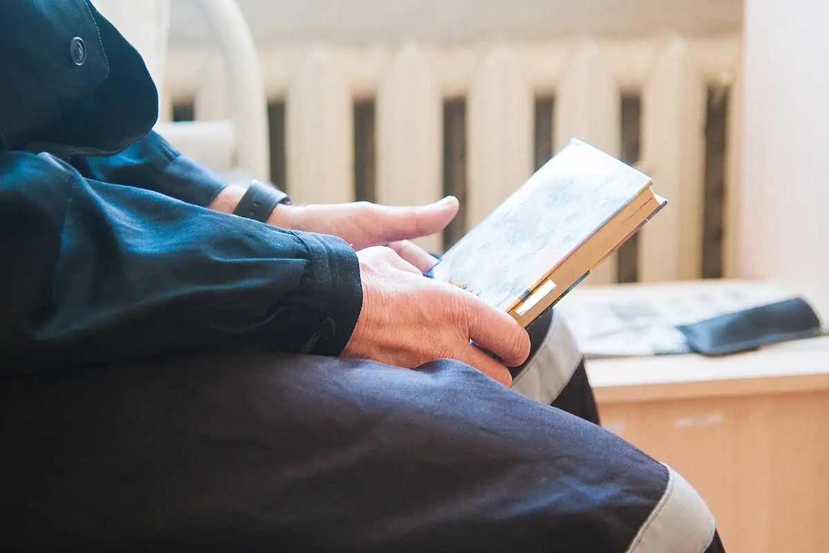 Özbəkistanda kitab oxuyan məhkumların cəzası azaldılacaq Özbəkistanda kitab oxuyan məhkumların cəzası azaldılacaq