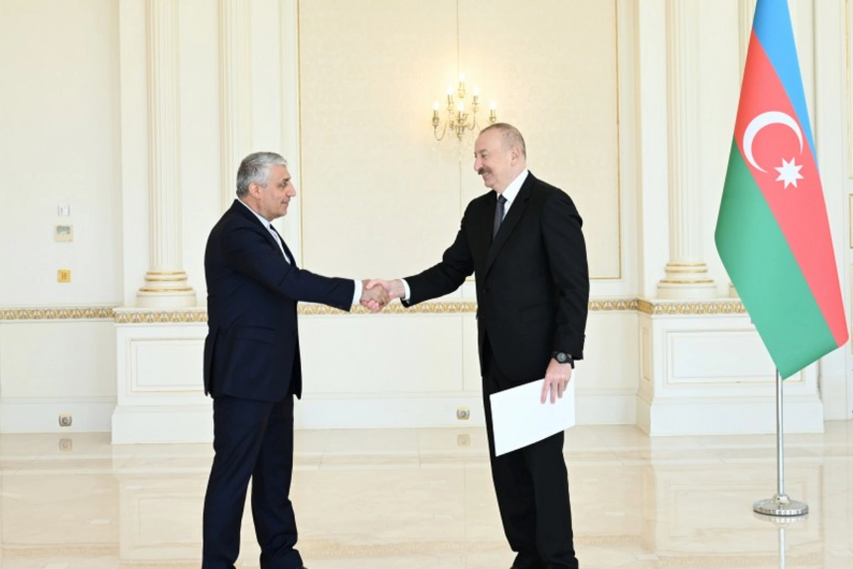 İlham Əliyev İranın Azərbaycanda yeni təyin olunmuş səfirinin etimadnaməsini qəbul edib İlham Əliyev İranın Azərbaycanda yeni təyin olunmuş səfirinin etimadnaməsini qəbul edib