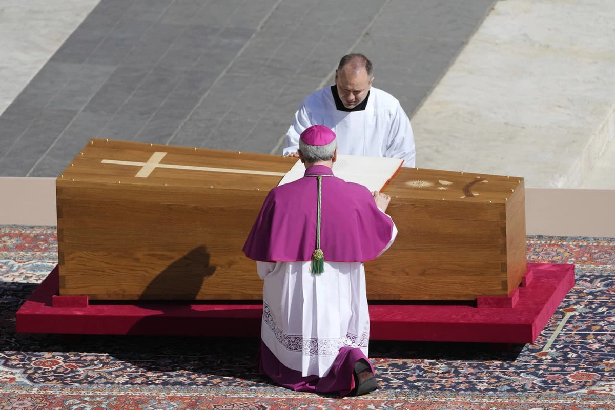 On Pope Francis's tombstone, an unexpected typo was found