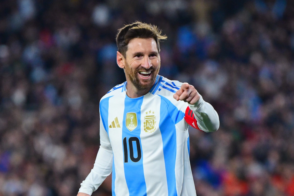 Messi's card from the Panini collection sold for a record amount Messi's card from the Panini collection sold for a record amount
