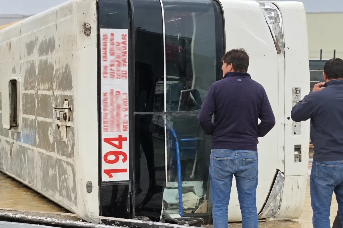Məşhur ticarət mərkəzinin girişində sərnişin avtobusu aşdı