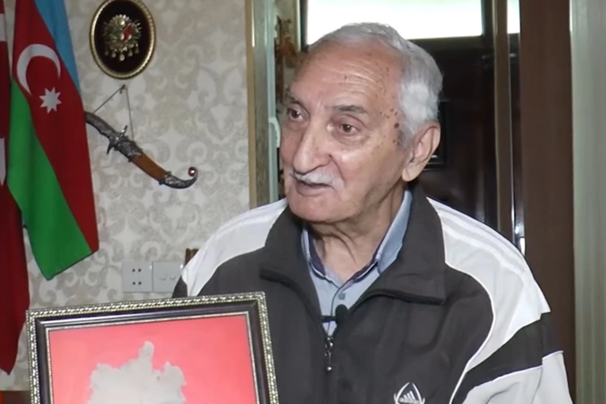84-летний житель Гянджи хранит боевое знамя Кавказской исламской армии 84-летний житель Гянджи хранит боевое знамя Кавказской исламской армии