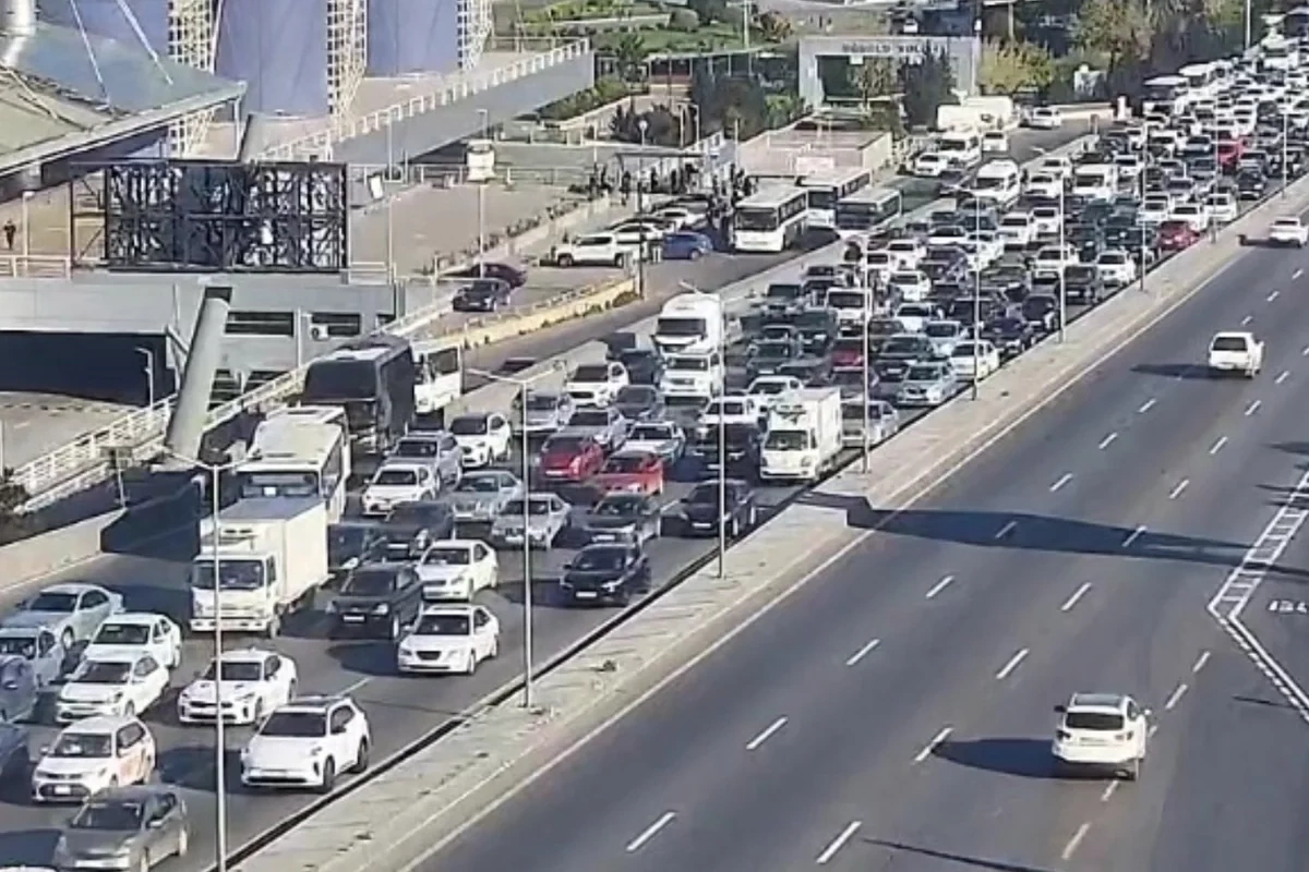 Bakının bir sıra yollarında nəqliyyatın sıxlığı müşahidə olunur