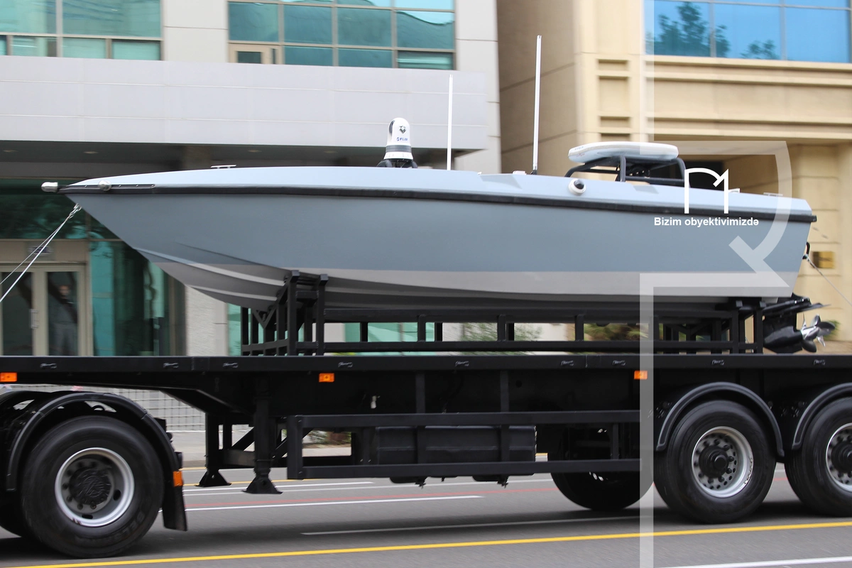 Azərbaycan Ordusu silahlanmaya yeni qəbul edilən Kayra kamikadze tipli suüstu dəniz vasitəsini nümayiş etdirib