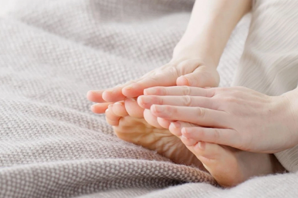The doctor named the reason for ice-cold feet in hot weather