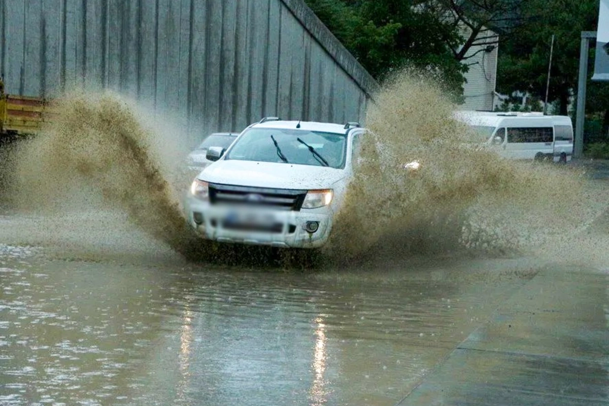 Yağışlı havada avtomobil idarə etmək ziyandır?